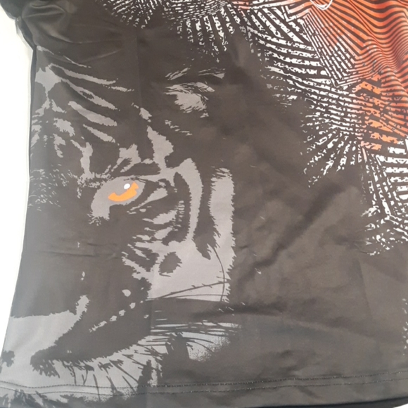 NWT Women's Set 3 Printed Athletic v-neck Tees - Picture 11 of 16